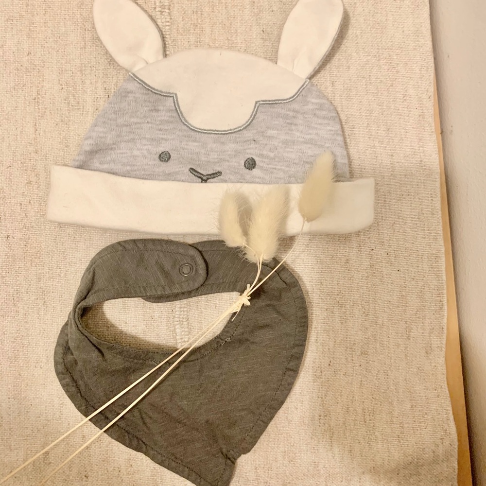 3/$30🤩baby bib and hat set